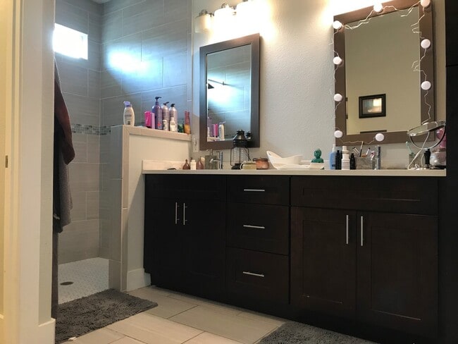 Building Photo - BEAUTIFUL, OPEN TOWNHOUSE CLOSE TO DOWNTOWN
