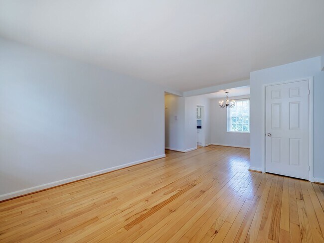 Building Photo - Sunny & Renovated 2BR 1BA in NW DC McLean Gardens Oasis!