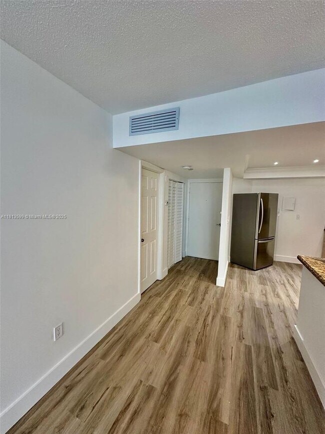 Building Photo - 1301 NE Miami Gardens Dr