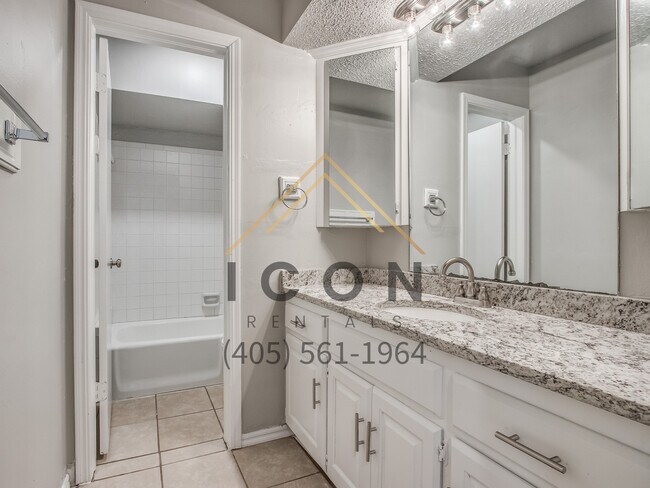Building Photo - 515 N Robin Way