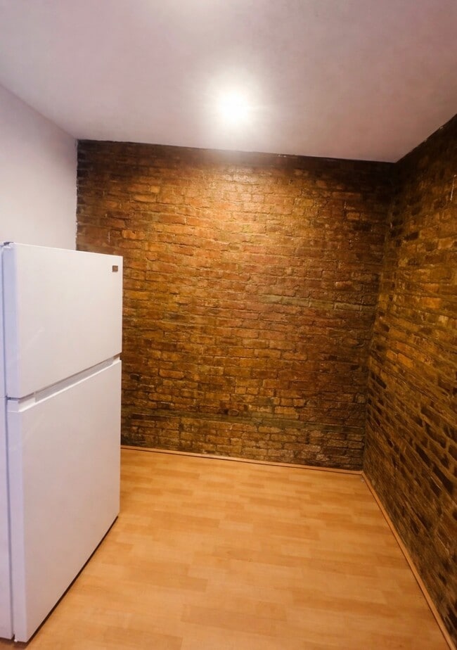 Building Photo - 144 W 9th St