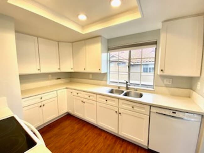 Building Photo - 2 Bed, 2 Bath Upper End Unit in Beautiful ...