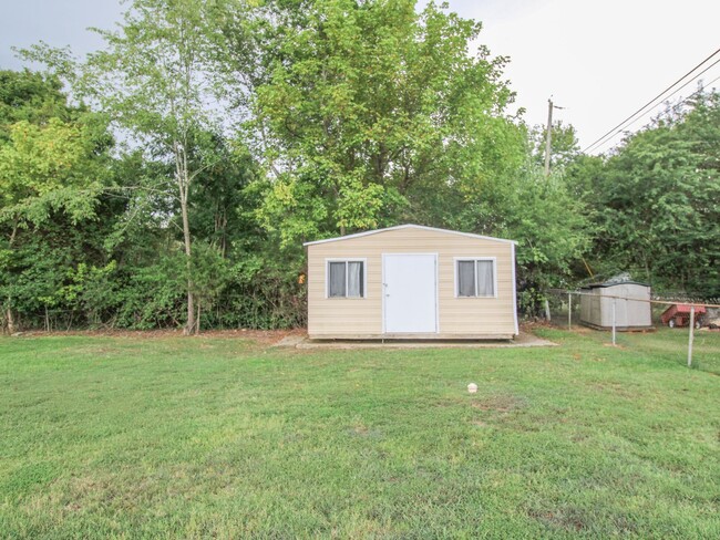 Building Photo - Fresh Paint and New Carpet! 4 bedroom home...