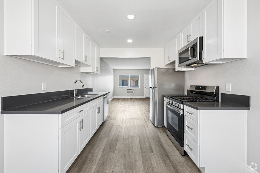 2BR, 1BA - 865SF - Kitchen - Palm View Apartments in Azusa