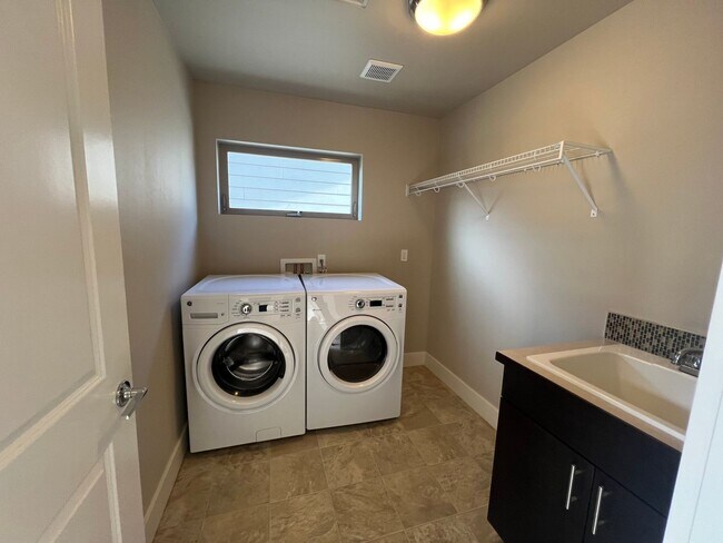 Building Photo - Newcastle Home