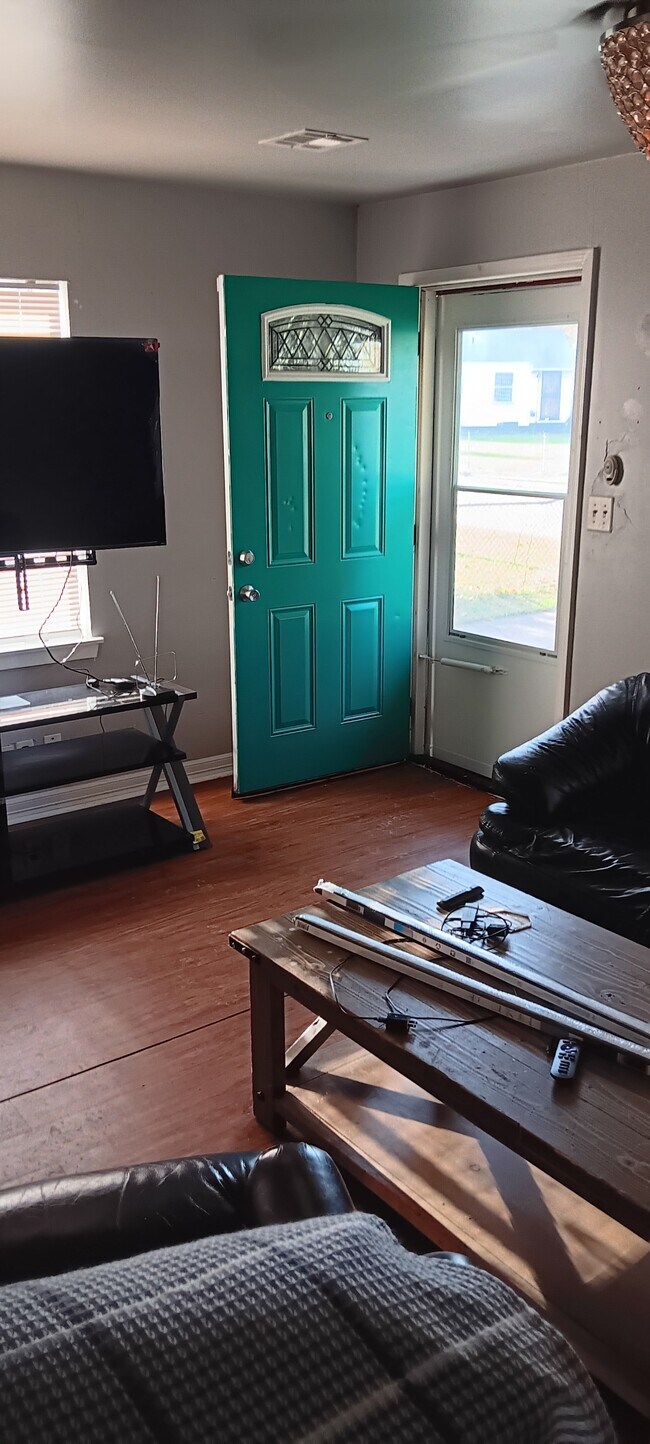 Building Photo - 548 E Woodrow St