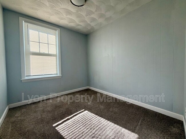 Building Photo - 93 W Warwick Ave