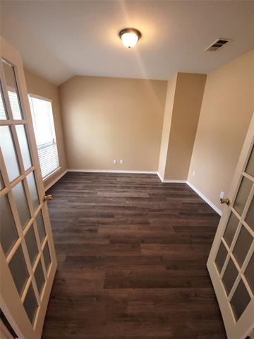 Building Photo - 1105 Essex Dr