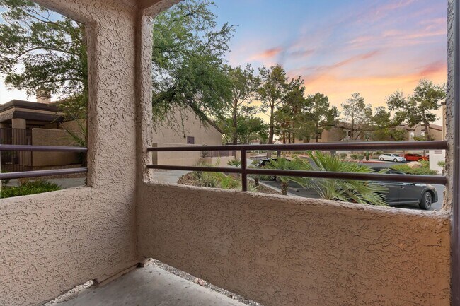 Building Photo - Stunning 3 bedrooms 2 full bathrooms first...