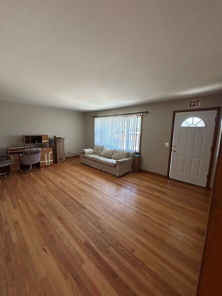 Living room - 904 Nichols Rd