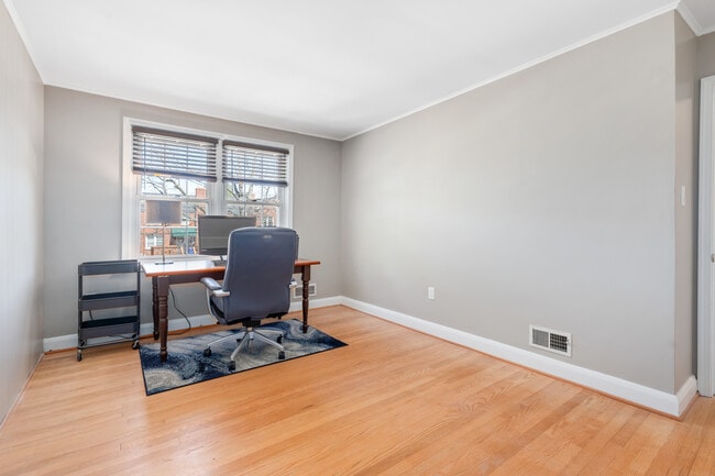 Building Photo - 1518 Dellsway Rd