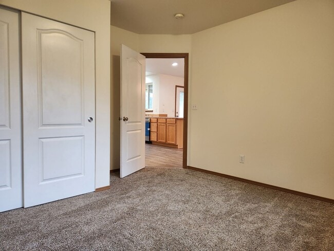 Building Photo - 240 Poplar St