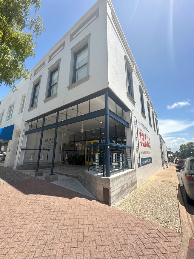 Building Photo - 102 E Alamo St