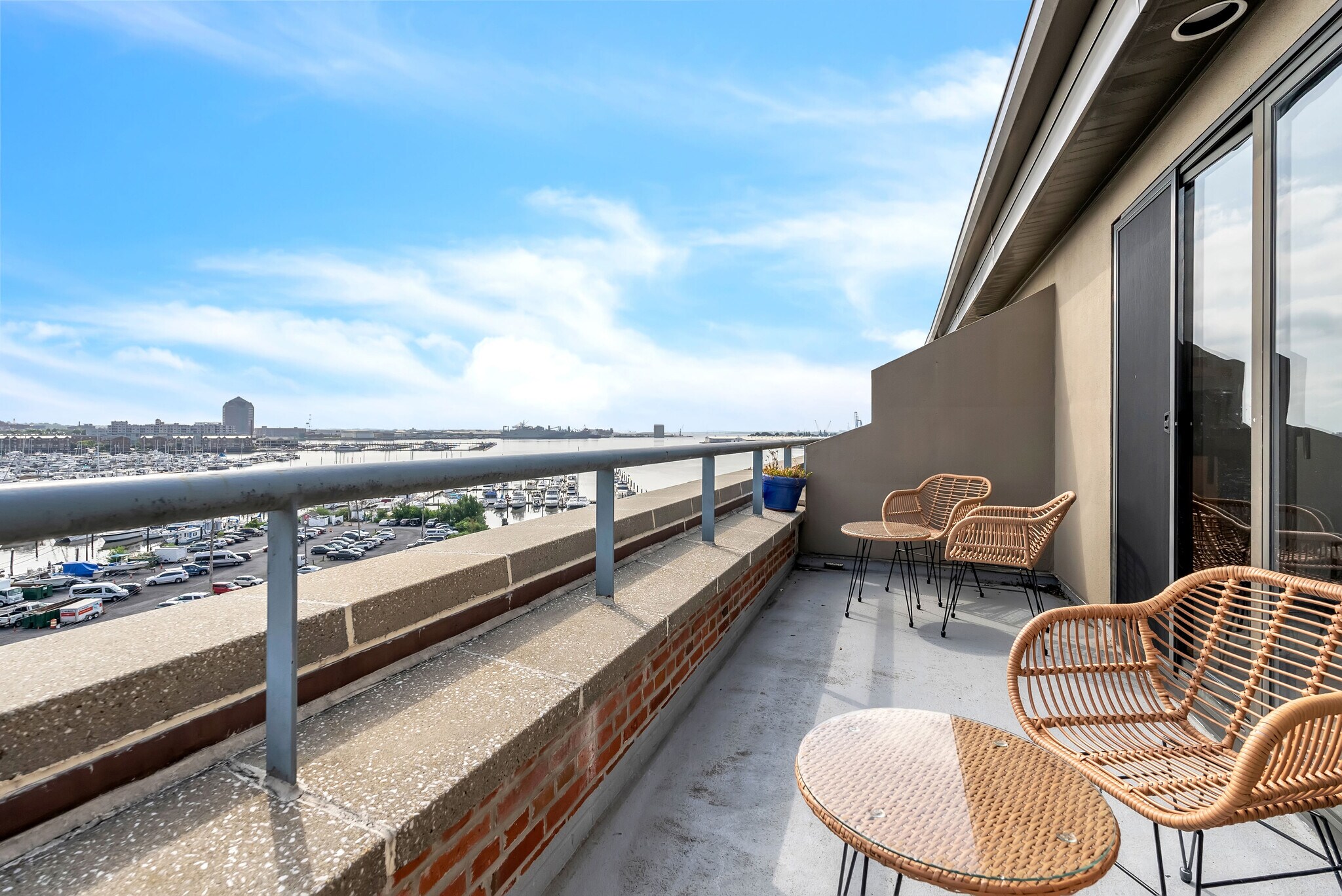 Large terrace overlooking the water. - 1000 Fell St