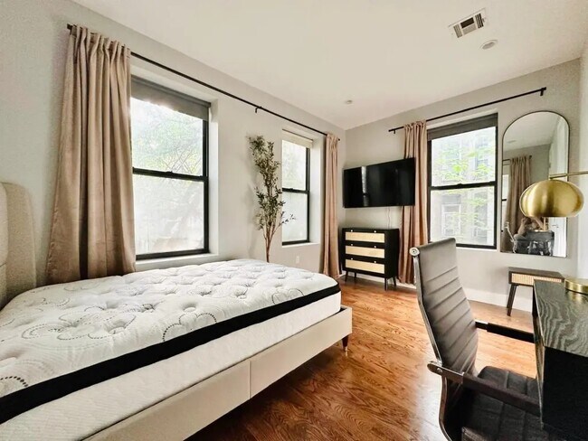Building Photo - Furnished room/NOT APARTMENT