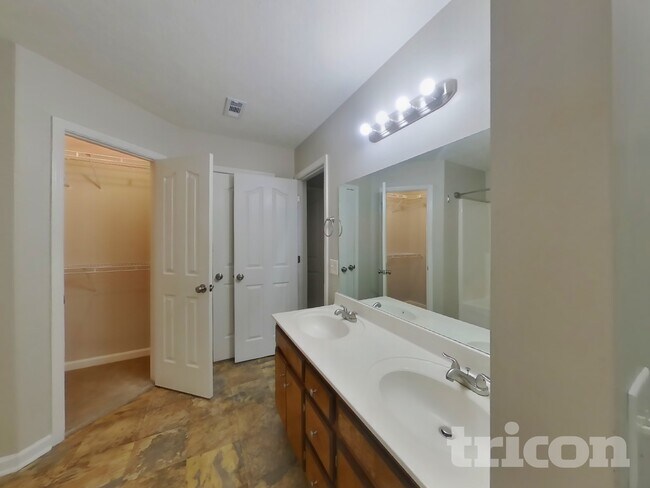 Building Photo - 2108 Montgomery Ln