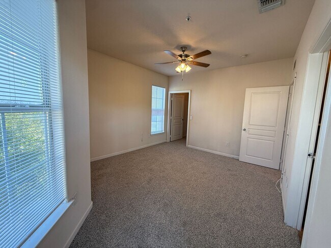 Building Photo - Bright & Comfortable 1-Bedroom Apartment in Gated Community