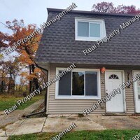 Building Photo - Updated 3 Bedroom Duplex