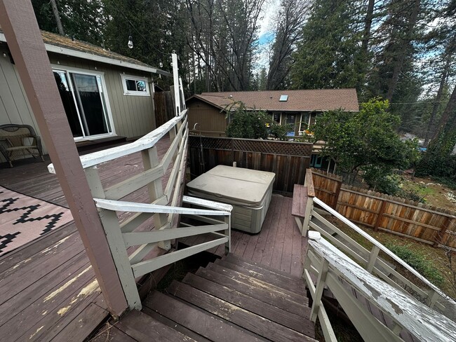 Building Photo - Charming 3 Bedroom 2 Bathroom Close to Dow...