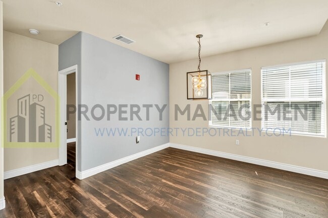 Building Photo - Spacious 2 (or 3!) Bed Condo in Gated Comm...