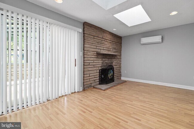 Building Photo - 5601 Dawes Ave