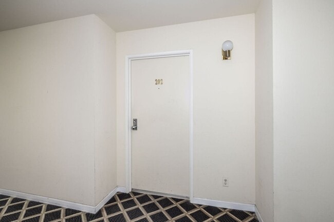 Primary Photo - Lovingly Maintained 1 Bed, 1 Bath Condo in...