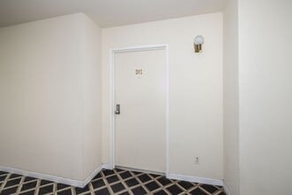 Building Photo - Lovingly Maintained 1 Bed, 1 Bath Condo in...