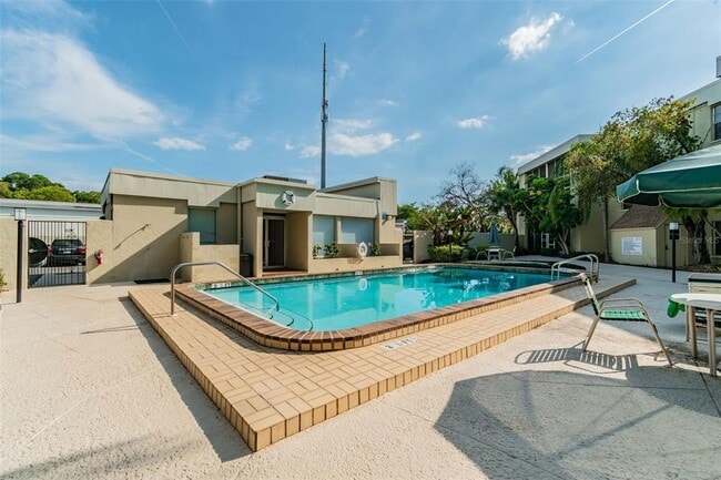 Building Photo - 2302 S Manhattan Ave