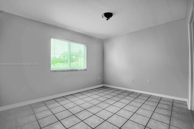 Building Photo - 3398 NE 9th Dr
