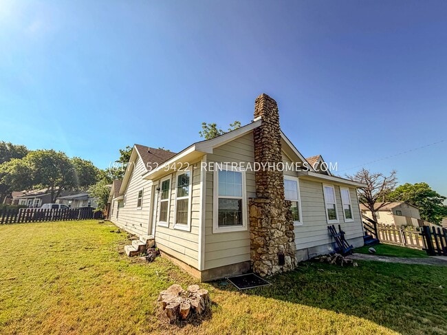Building Photo - 2117 Christine Ave