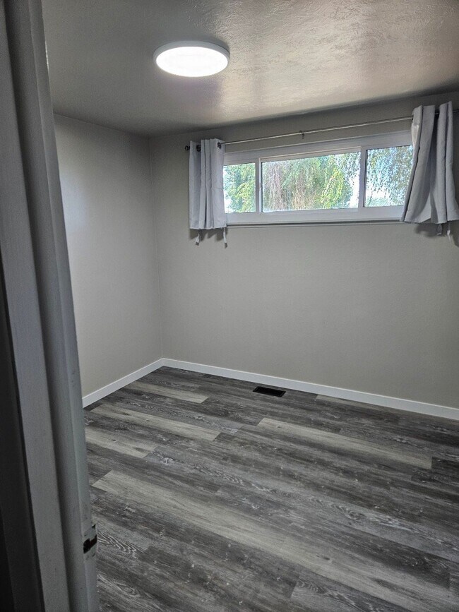 Building Photo - 1065 E 225 S