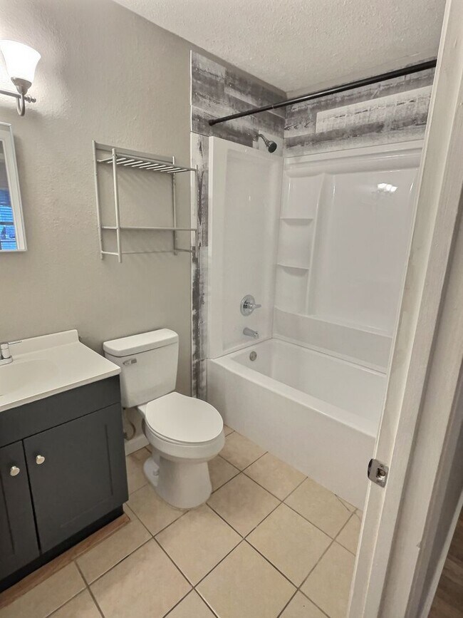 Building Photo - Spacious 4-Bedroom, 2-Bathroom Home in Ocean Springs – Prime Location & Move-In Ready!