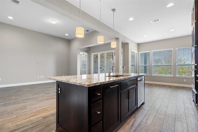 Building Photo - 5004 Mandevilla Dr