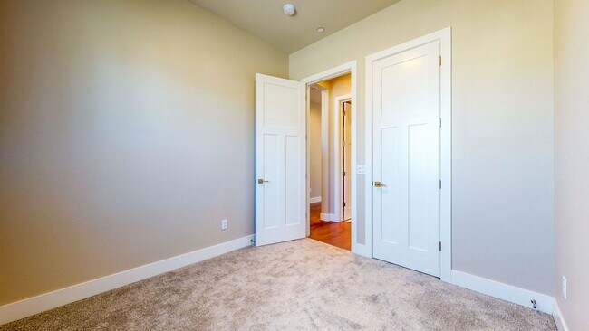 Building Photo - Bright and beautiful Home in Coffey Park! ...