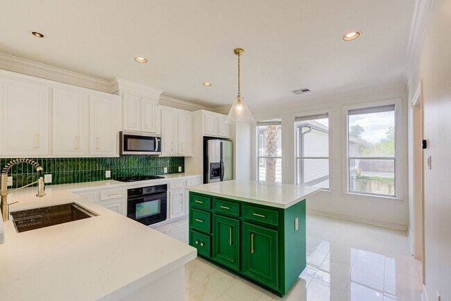 Building Photo - 3 bed, 3/1 bath updated townhome in the he...