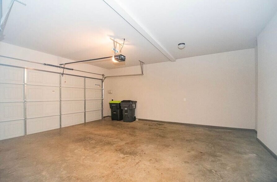 Garage - 399 Cobblestone Trl