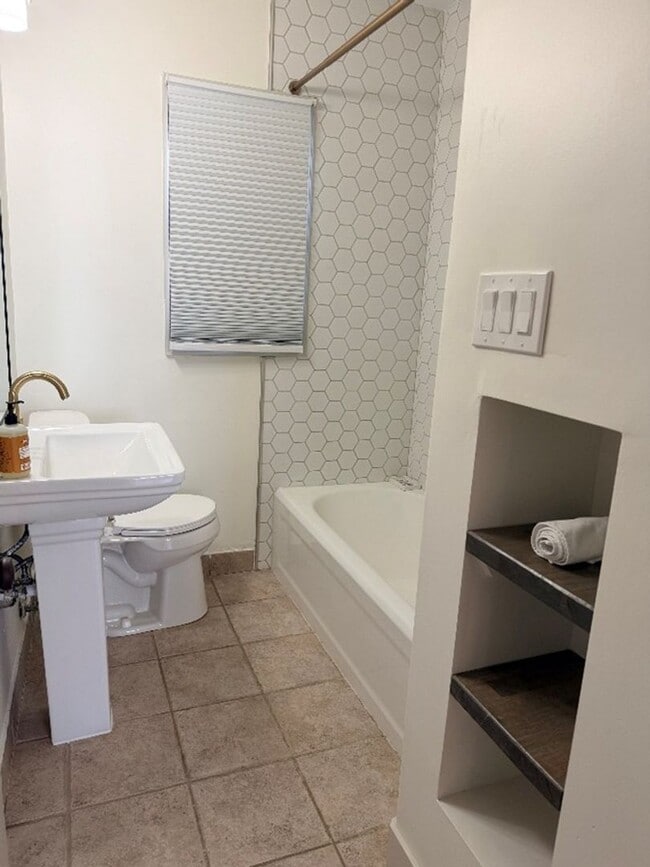 Building Photo - Row Home Available In Omaha