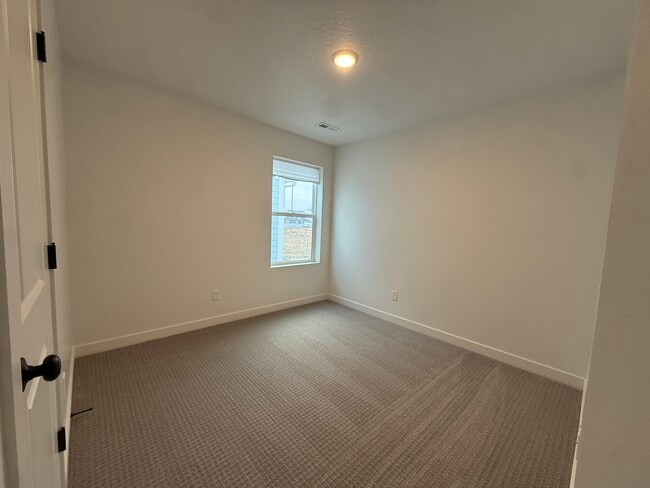 Building Photo - 6863 W Meadow Grass Dr