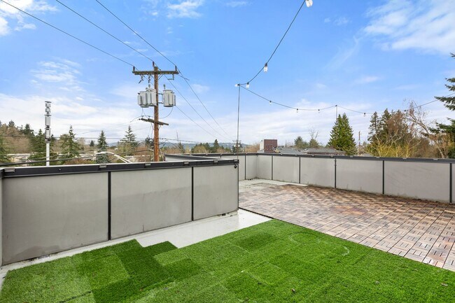 Building Photo - Modern 3-Bedroom Townhome with Rooftop Deck in NE Seattle