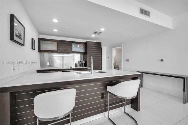 Building Photo - 200 Biscayne Blvd Way