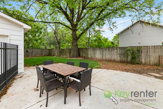 Building Photo - Delano District | Renovated 3 Bedroom 3 Ba...