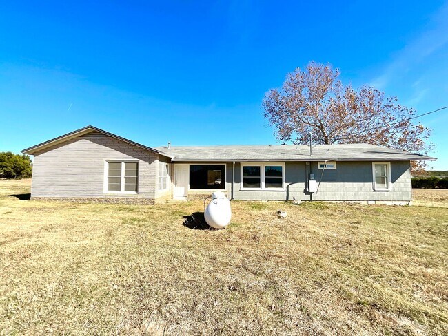 Building Photo - **APPLICATION RECEIVED**  Charming Home on 2 Acres Outside Burnet – Wood Floors, Bonus Room & Ani...