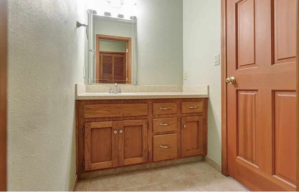 Building Photo - 15252 Boones Way