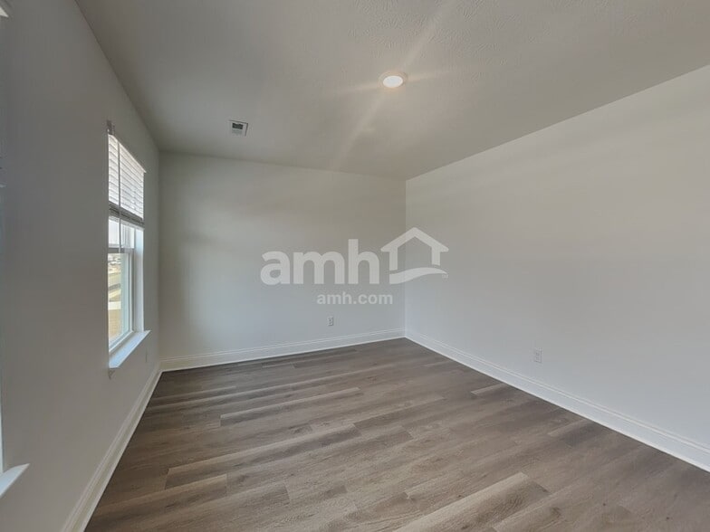 Building Photo - 212 Deanscroft Dr