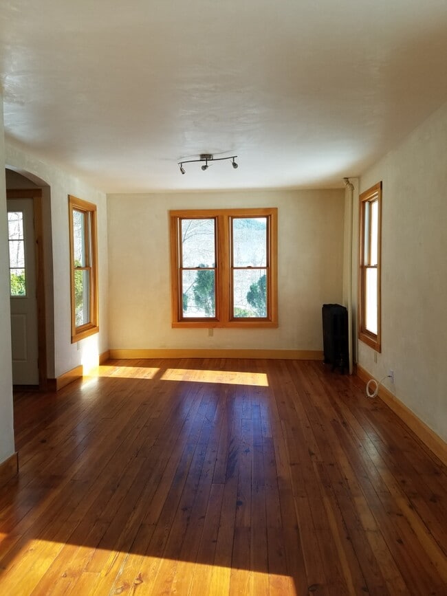 Building Photo - 143 Railroad Ave