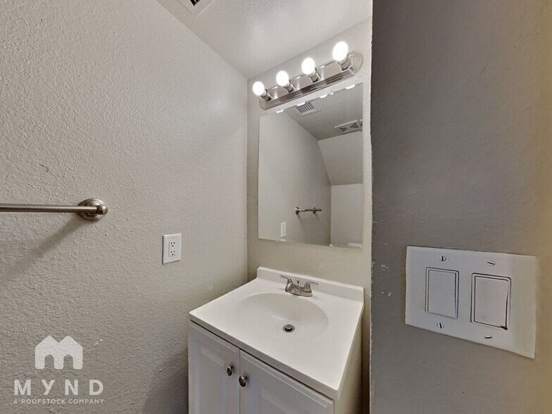 Building Photo - 2132 W Glenrosa Ave