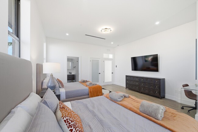 Building Photo - 1308 Avocado Isle