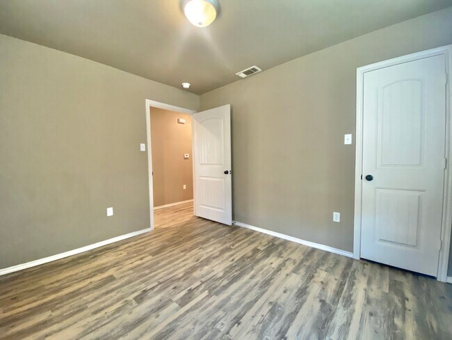 Building Photo - 3 bed and 2 bath available near Estacado H...