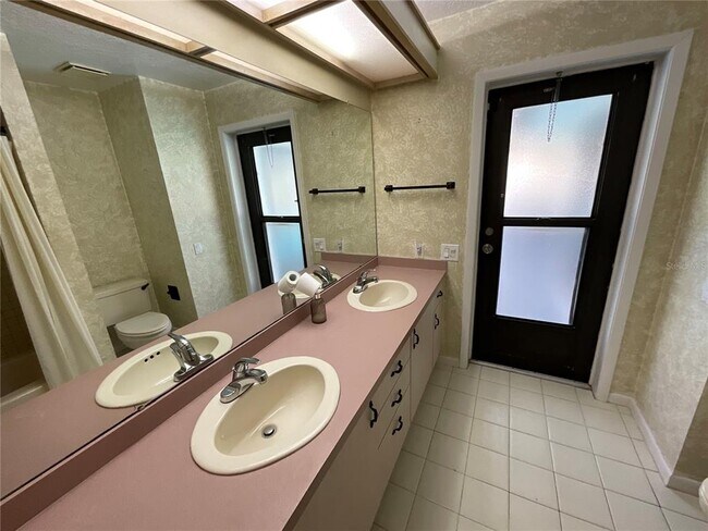 Building Photo - 1349 Hillside Dr