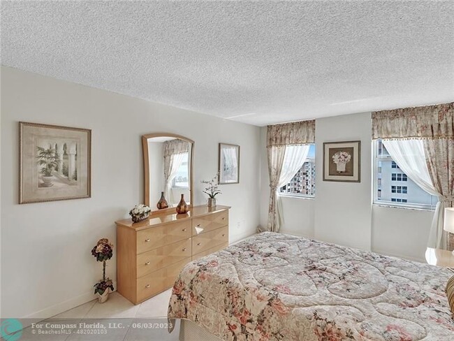 Building Photo - 1150 Hillsboro Mile-
